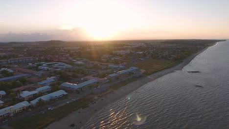 Luftaufnahme-Einer-Küste-Bei-Sonnenuntergang-In-Kourou,-Französisch-Guayana